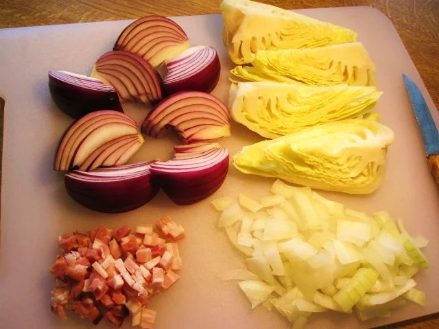 Spitzkohl-Herz im Zwiebelbett - Rezept - Bild Nr. 3