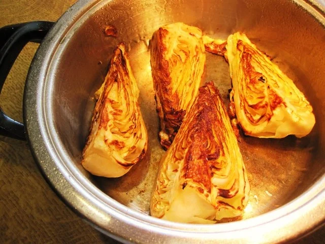 Spitzkohl-Herz im Zwiebelbett - Rezept - Bild Nr. 4