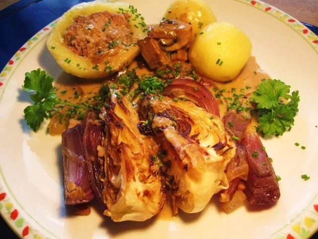 Spitzkohl-Herz im Zwiebelbett - Rezept - Bild Nr. 7