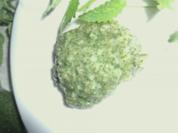 Süßes Melissepesto mit Macadamianüssen und Blütensirup - Rezept