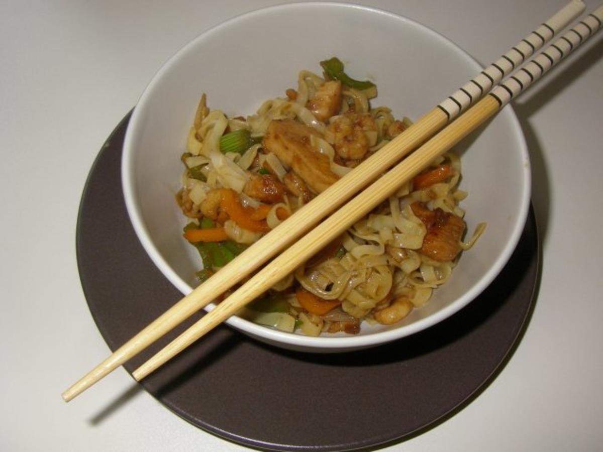 Bilder für Asiatische Nudelpfanne mit Pute, Shrimps und Paprika - Rezept