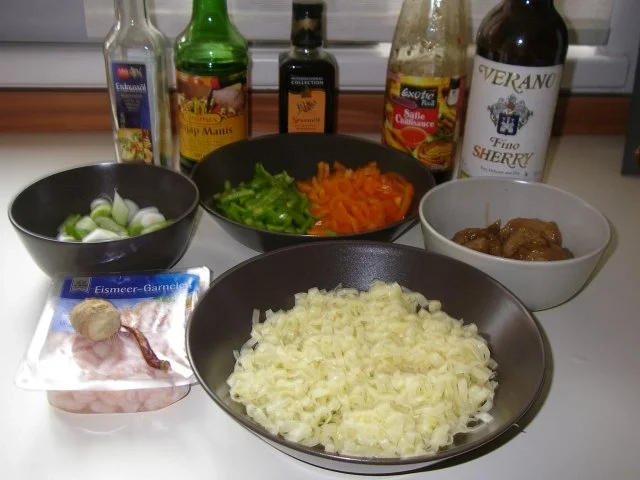 Asiatische Nudelpfanne mit Pute, Shrimps und Paprika - Rezept - Bild Nr. 2