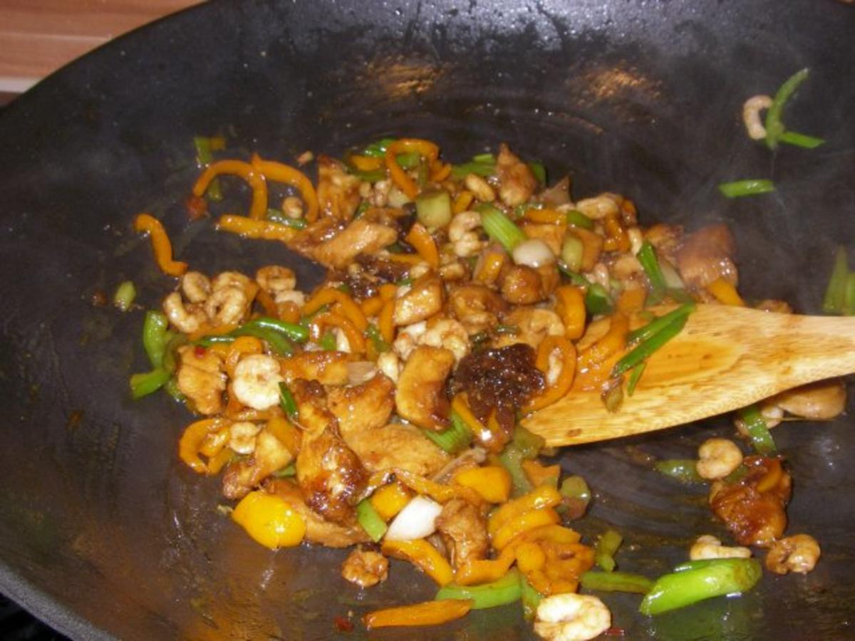Asiatische Nudelpfanne mit Pute, Shrimps und Paprika - Rezept - Bild Nr. 4