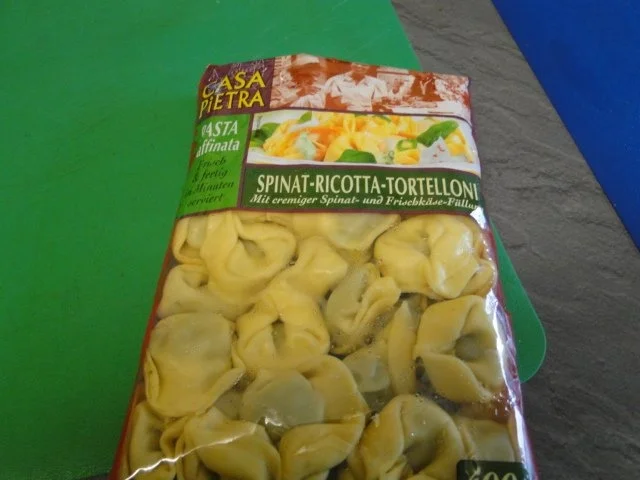 Spinat-Ricotta-Tortelloni in Kräuter-Sahnesauce - Rezept - Bild Nr. 2