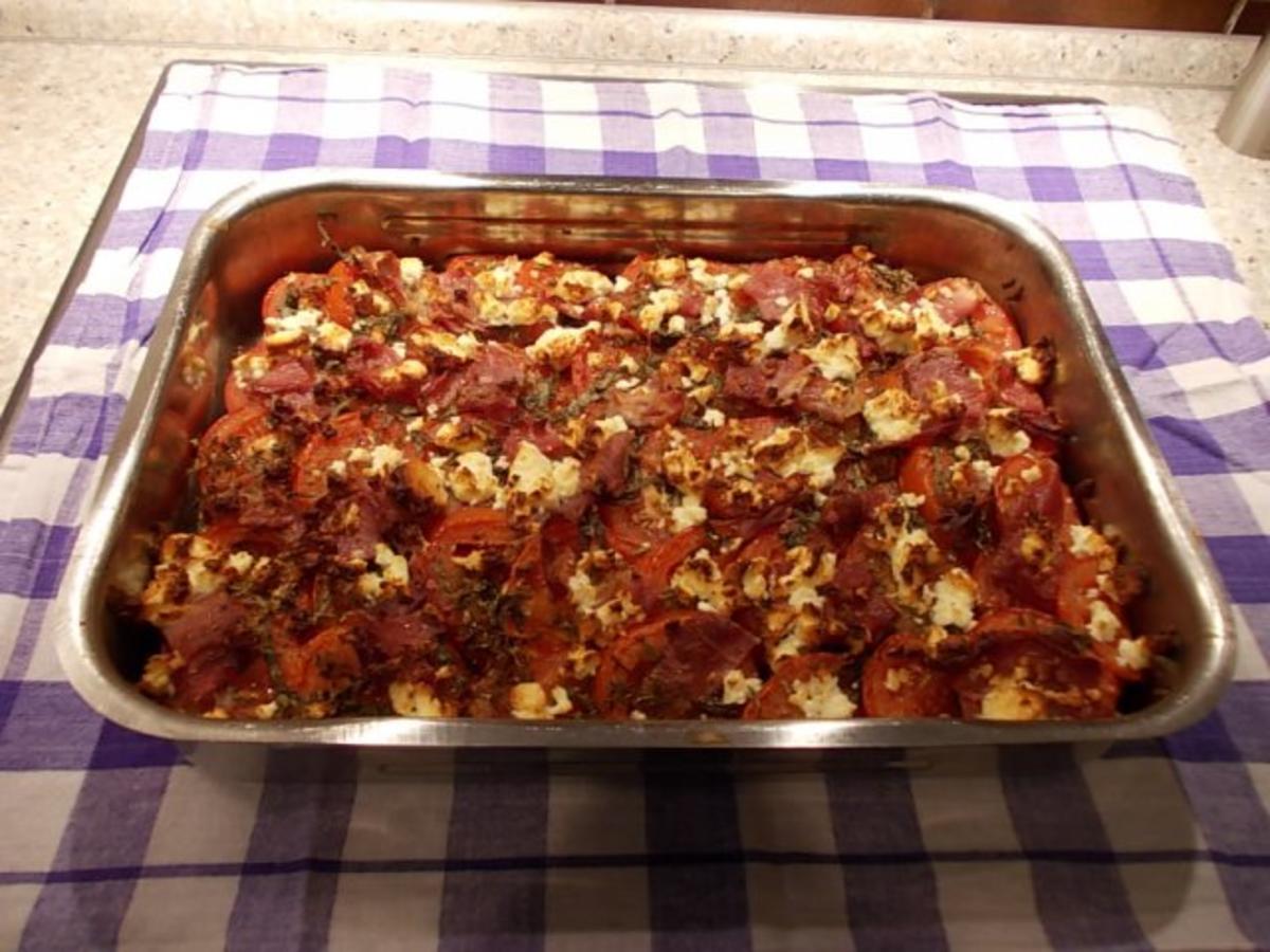 Brotauflauf mit Tomaten und Schafskäse - schnell &amp; einfach - 381 kcal/100g