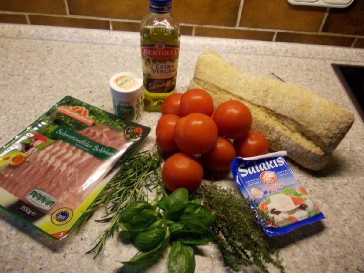 Brotauflauf mit Tomaten und Schafskäse - schnell &amp; einfach - 381 kcal/100g