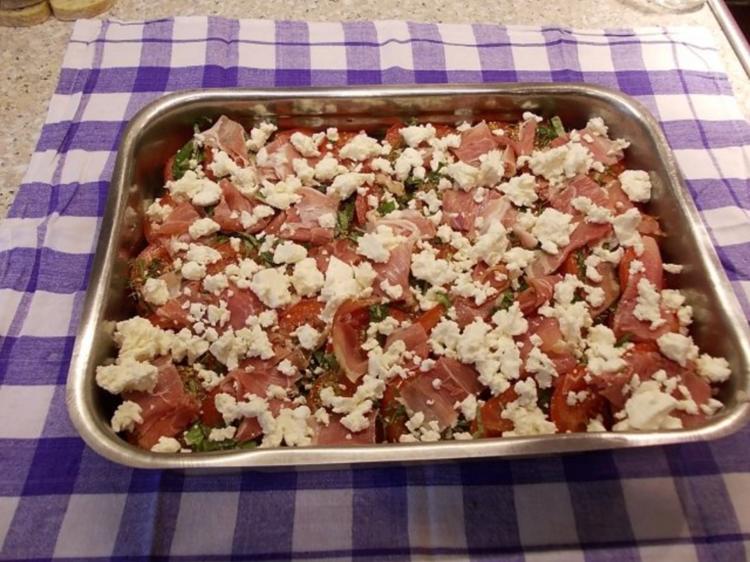 Brotauflauf mit Tomaten und Schafskäse - schnell &amp; einfach - 381 kcal/100g