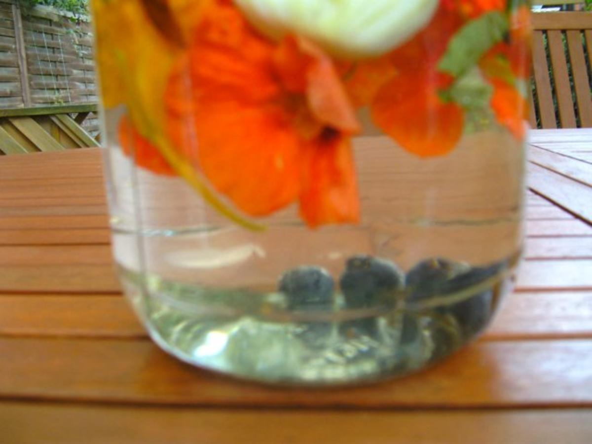 Blütenessig aus Kapuzinerkresse - Rezept - Bild Nr. 3