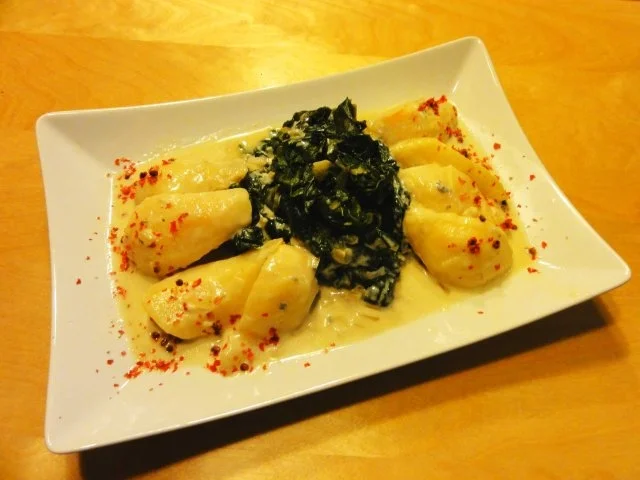 Birnen in würziger Käsesoße an Blattspinat - Rezept