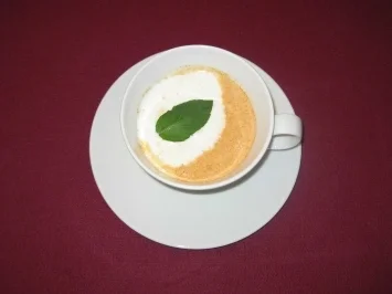 Rezept: Flambierte Hamburger Hummersuppe mit Anissahne Flambierte Hamburger Hummersuppe mit Anissahne - Rezept