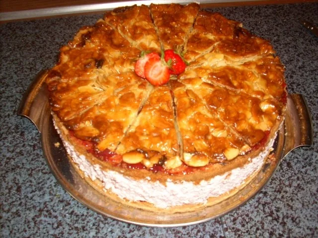 Erdbeer-Bienenstich - Rezept