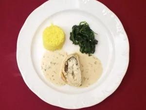 Zander im Noriblatt und Blätterteig mit Spinat und Estragon-Limetten-Soße - Rezept