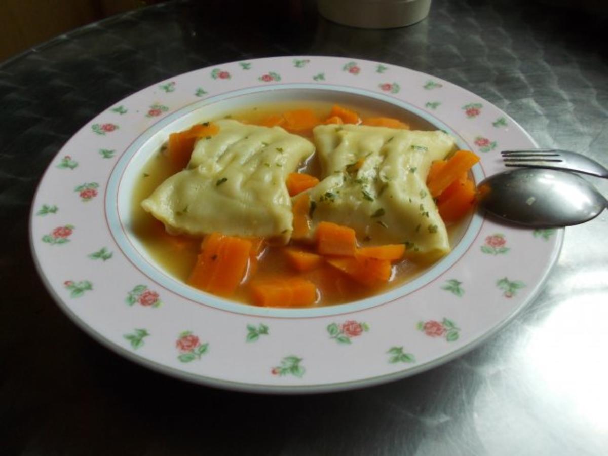 Maultaschensuppe mit Gemüsefüllung - Rezept - kochbar.de