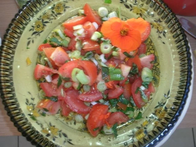 Rezept: Tomatensalat mit Kapuzinerkresse Tomatensalat mit Kapuzinerkresse - Rezept