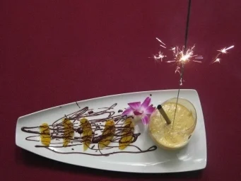 Mango-Lassi mit Minze auf Orangenfilets mit Chili-Schokolade - Rezept