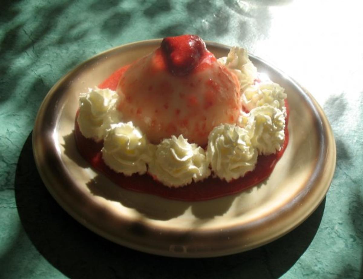 Dessert - Buttermilchgelee mit Erdbeermousse überzogen - Rezept