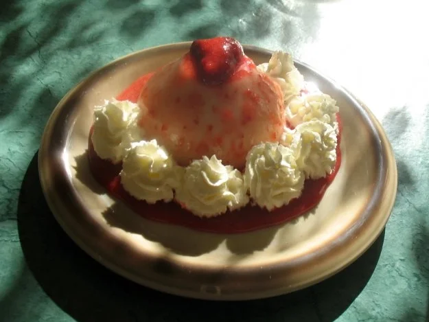 Dessert - Buttermilchgelee mit Erdbeermousse überzogen - Rezept