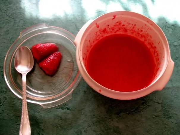 Dessert - Buttermilchgelee mit Erdbeermousse überzogen - Rezept - Bild Nr. 2