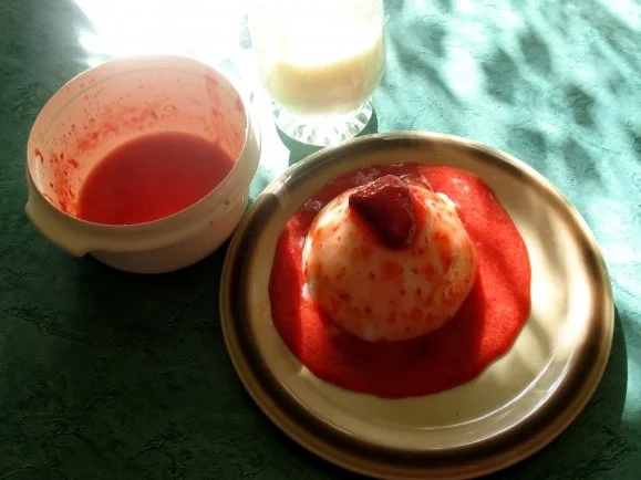 Dessert - Buttermilchgelee mit Erdbeermousse überzogen - Rezept - Bild Nr. 3