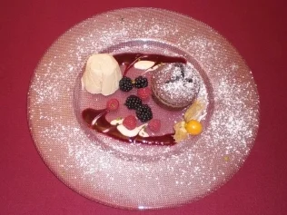 Schokoladen-Soufflee mit weißem Mokkaeis und Brombeermark - Rezept