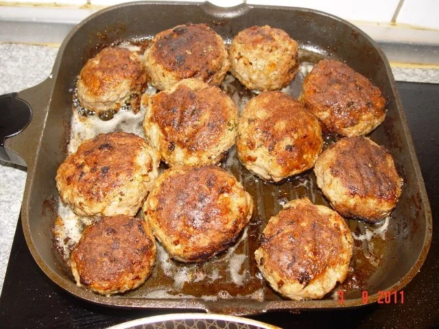 Frikadellen mit Herzoginkartoffeln , glassierten Karotten und Champignonsoße - Rezept - Bild Nr. 2