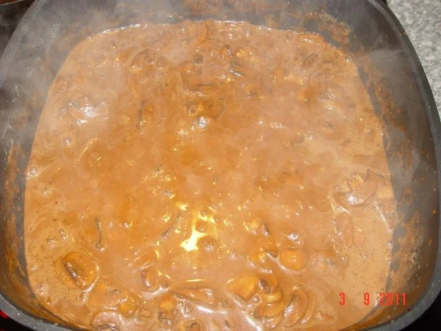 Frikadellen mit Herzoginkartoffeln , glassierten Karotten und Champignonsoße - Rezept - Bild Nr. 3