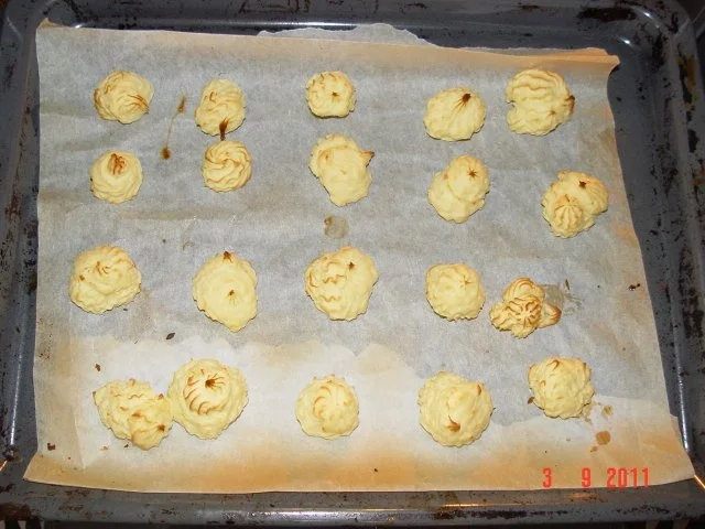 Frikadellen mit Herzoginkartoffeln , glassierten Karotten und Champignonsoße - Rezept - Bild Nr. 5