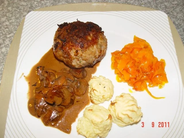 Frikadellen mit Herzoginkartoffeln , glassierten Karotten und Champignonsoße - Rezept