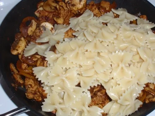 Rezept: Hähnchen-Champignon-Nudelpfanne Bild Nr. 7 Hähnchen-Champignon-Nudelpfanne - Rezept - Bild Nr. 7