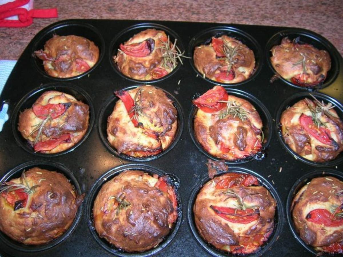 Tomaten Muffins als Beilage zu meinen mediterranen Kalbsrouladen - Rezept