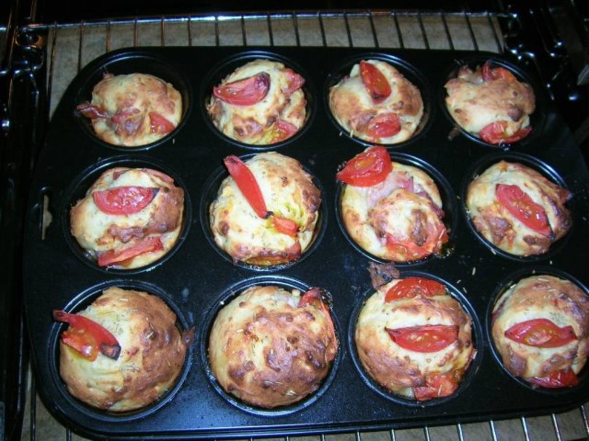 Tomaten Muffins als Beilage zu meinen mediterranen Kalbsrouladen ...