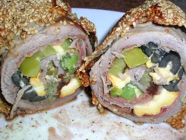 Kalbsrouladen,mediterran gefüllt in Sesamkruste,an Rosmarinsaft + Tomaten-Rosmarin-Muffins - Rezept