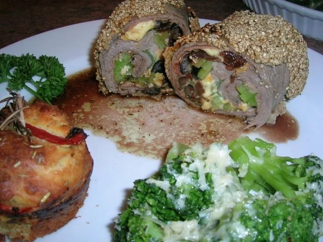 Kalbsrouladen,mediterran gefüllt in Sesamkruste,an Rosmarinsaft + Tomaten-Rosmarin-Muffins - Rezept - Bild Nr. 3