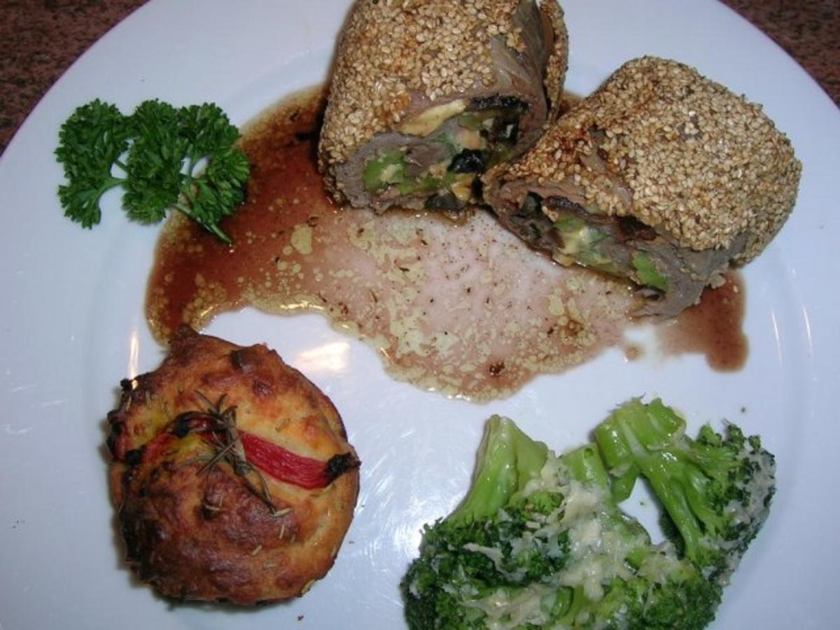Kalbsrouladen,mediterran gefüllt in Sesamkruste,an Rosmarinsaft + Tomaten-Rosmarin-Muffins - Rezept - Bild Nr. 5