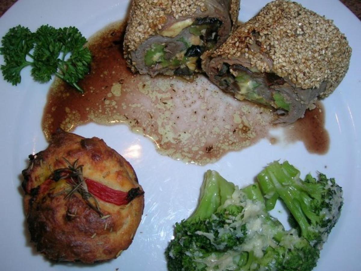 Kalbsrouladen,mediterran gefüllt in Sesamkruste,an Rosmarinsaft + Tomaten-Rosmarin-Muffins - Rezept - Bild Nr. 9