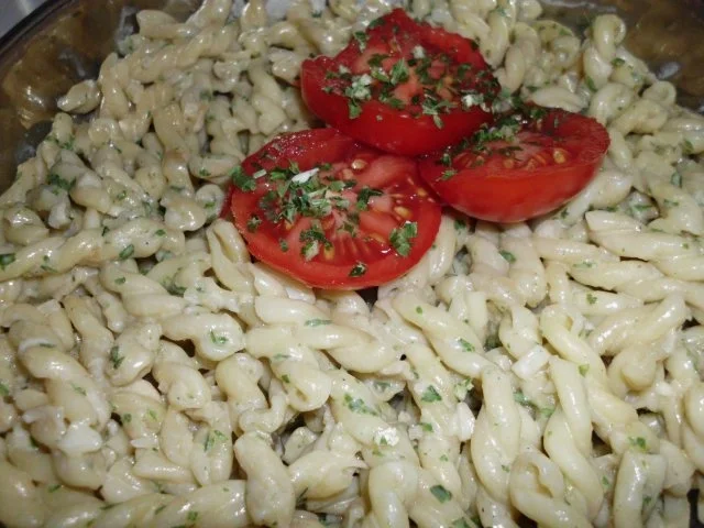 Nudelsalat mit Knoblauch - Rezept