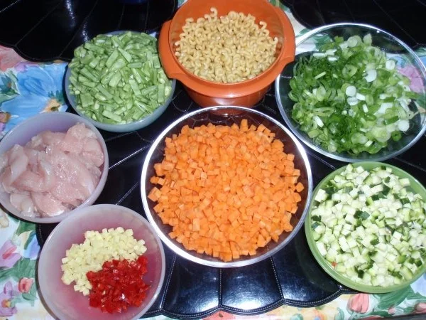 Rezept: Gemüsenudeln und scharfe Hähnchenpfanne Bild Nr. 2 Gemüsenudeln und scharfe Hähnchenpfanne - Rezept - Bild Nr. 2