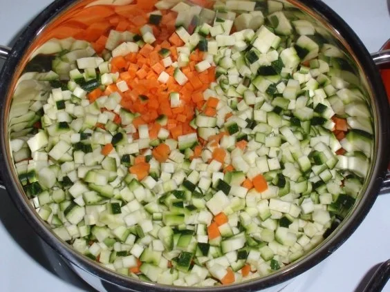 Rezept: Gemüsenudeln und scharfe Hähnchenpfanne Bild Nr. 4 Gemüsenudeln und scharfe Hähnchenpfanne - Rezept - Bild Nr. 4