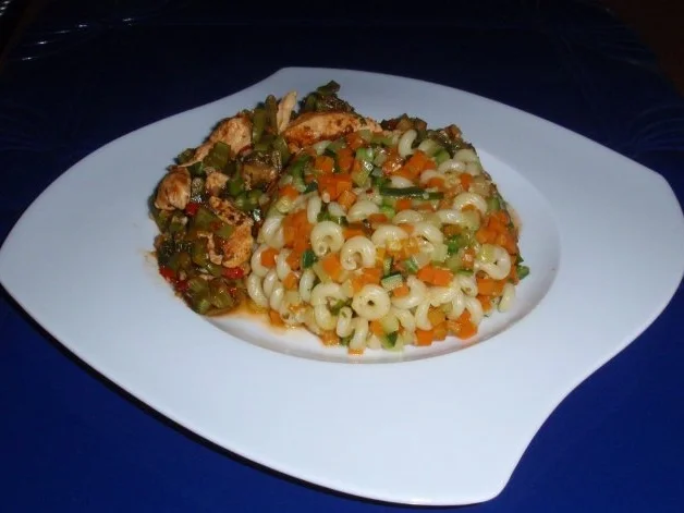 Rezept: Gemüsenudeln und scharfe Hähnchenpfanne Bild Nr. 16 Gemüsenudeln und scharfe Hähnchenpfanne - Rezept - Bild Nr. 16