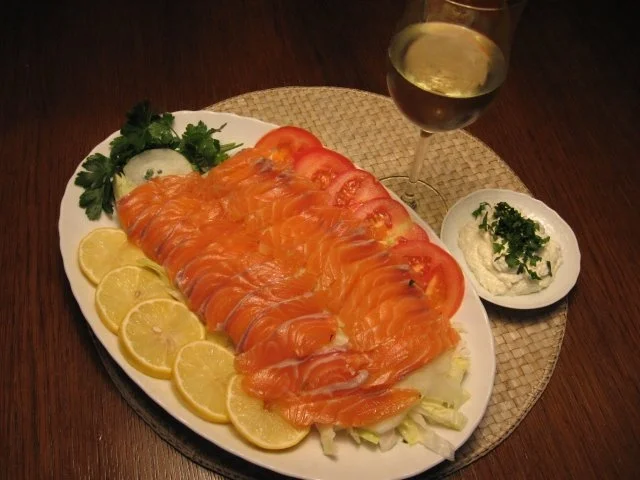 Rezept: Gebeizter Lachs mit Meerrettichmayonaise Gebeizter Lachs mit Meerrettichmayonaise - Rezept