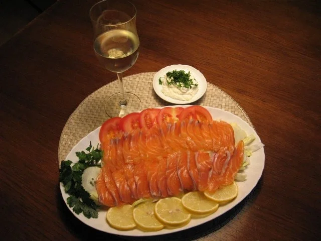 Rezept: Gebeizter Lachs mit Meerrettichmayonaise Bild Nr. 2 Gebeizter Lachs mit Meerrettichmayonaise - Rezept - Bild Nr. 2