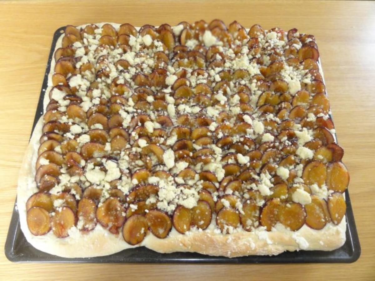 Pflaumenkuchen Hefeboden mit Zwetschgen und Streuseln - Rezept mit Bild ...