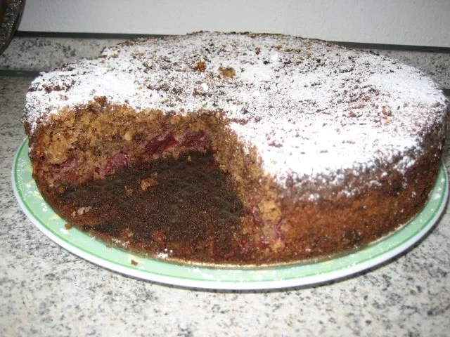 Rezept: Nussiger Kirschkuchen in Schwarz Nussiger Kirschkuchen in Schwarz - Rezept