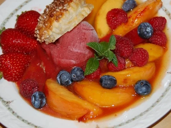 FLAMBIERTE NEKTARINEN MIT ZWETSCHGENSORBET IM KNUSPERMANTEL - Rezept - Bild Nr. 3