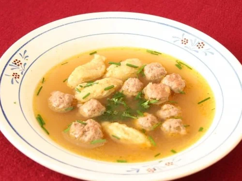 Süppchen mit Fleisch- und Grießklößchen - Rezept