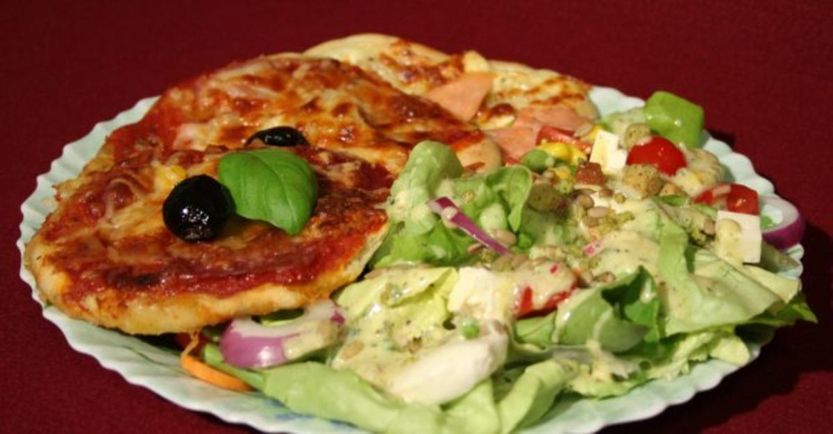 Misch-Masch-Salat an bunt belegten Pizzaschnittchen - Rezept