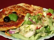 Misch-Masch-Salat an bunt belegten Pizzaschnittchen - Rezept
