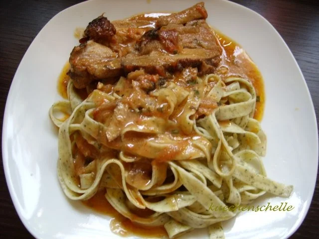 Rezept: Putenbraten in Tomaten-Estragon-Soße Putenbraten in Tomaten-Estragon-Soße - Rezept