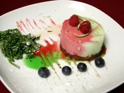 Joghurttörtchen mit Himbeere und Limette mit Melissensalat und zweierlei Soßen - Rezept