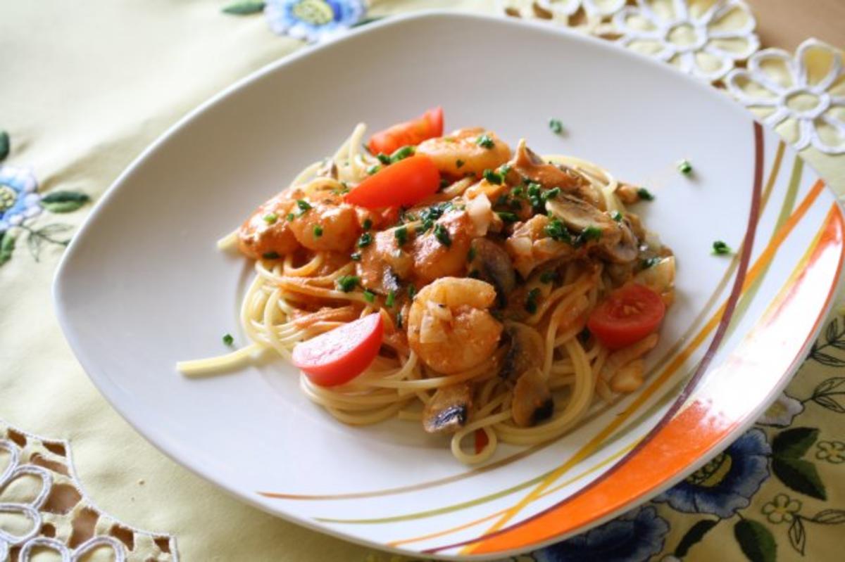 Spaghetti mit Garnelen,Pilzen und Frischkäse-Tomatensoße - Rezept